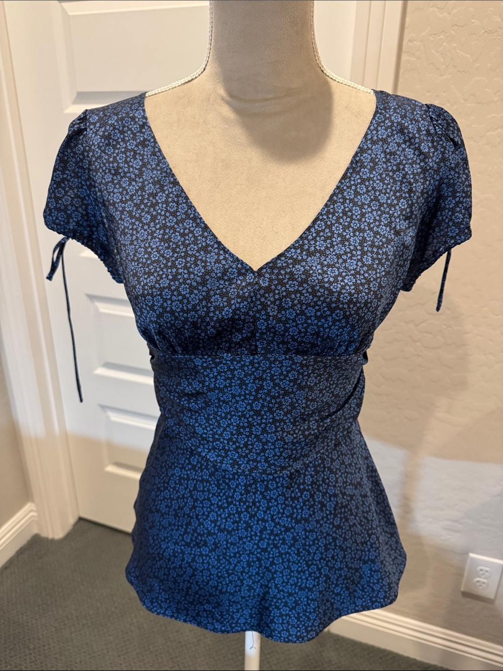 Express Blue Floral V‑Neck Cap Sleeve Blouse